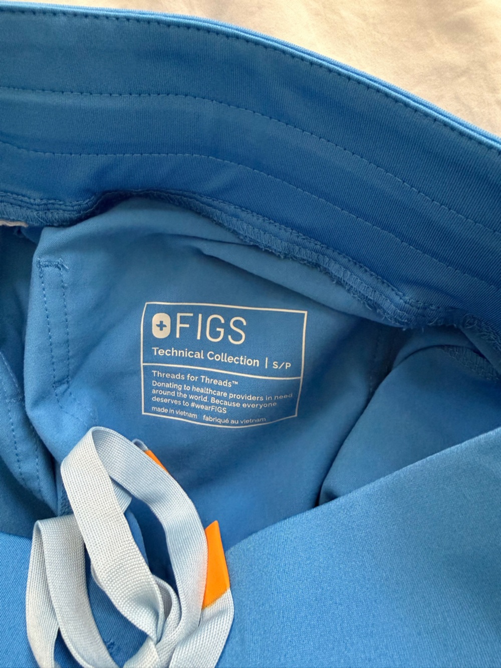 FIGS Women's Scrub Set in Cobalt Blue - Picture 5 of 5
